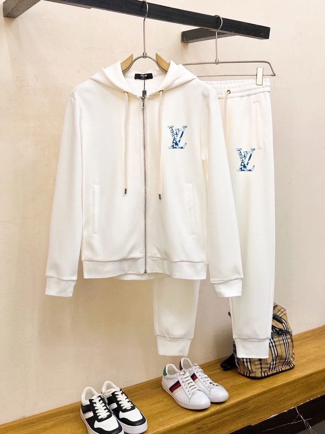 🅿️420 [LV Louis Vuitton] (Fat Man Gospel) hot-selling suit is coming. Focus on the original version of the official website. 2025 new hot-selling cardigan sweater suit. The original order is the best. 🇭🇰The meticulous work of top designers is dedicated to a fitting and perfect upper body effect. All-natural high-quality Roman cotton 100%, close-fitting comfort, noble and elegant! Original hardware embodies elegance and nobility! Counter size: M-5XL (maximum wear up to 220 pounds)